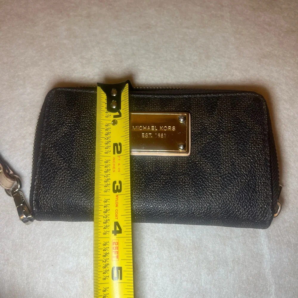 Michael Kors‎ Black and Gold Wristlet